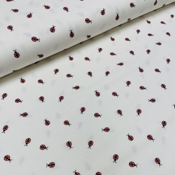 Bomuldsjersey – Mariehøne råhvid baggrund