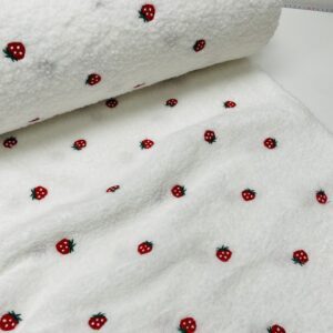 Teddy - Råhvid med broderede jordbær