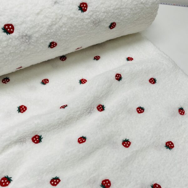 Teddy - Råhvid med broderede jordbær