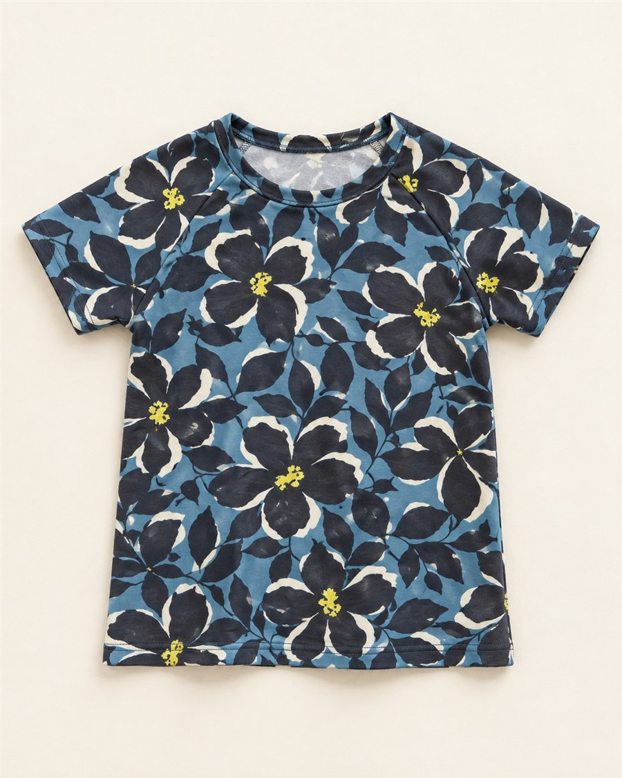 AI-visualisering af en kortærmet raglan-T-shirt i blå blomsterjersey